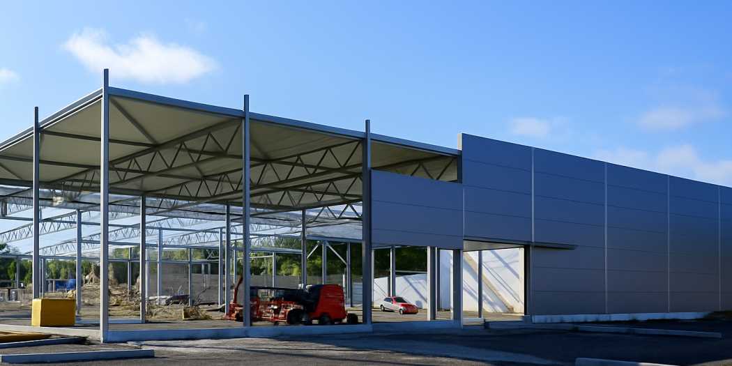 Dak- en wandbouw met sandwichpanelen op staalconstructie bij utiliteitsgebouw